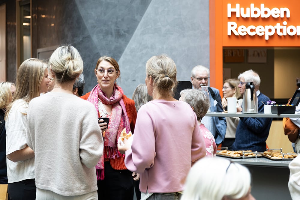 Fyra kvinnor står upp och samtalar på mingel